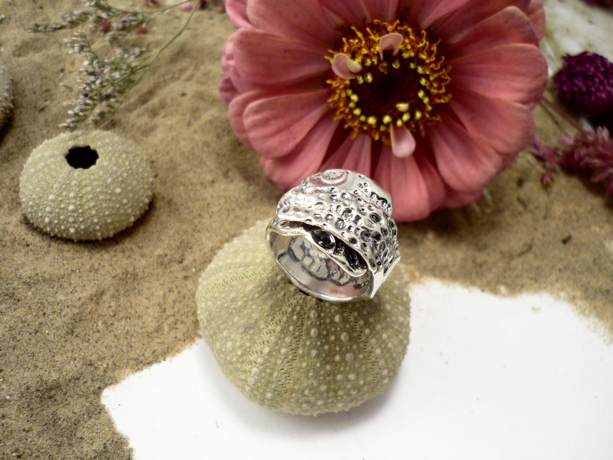 Océan gourmand, bague unique texturée et d'un coquillage d'oursin de mer