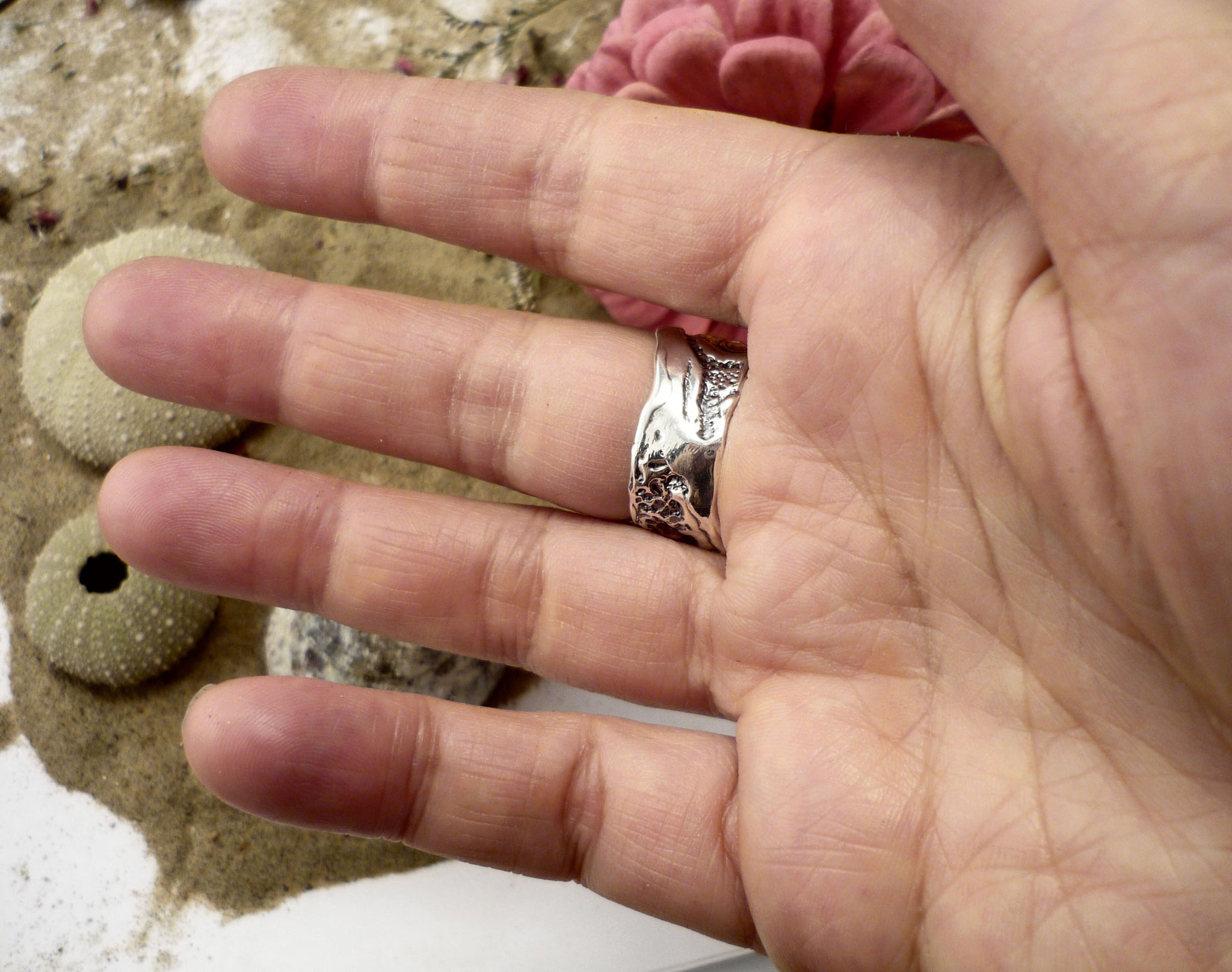 Battement d'argent, bague unique avec un gros coeur et texture de coquillage d'oursin et perle - bijou argent sterling québécois artisanal