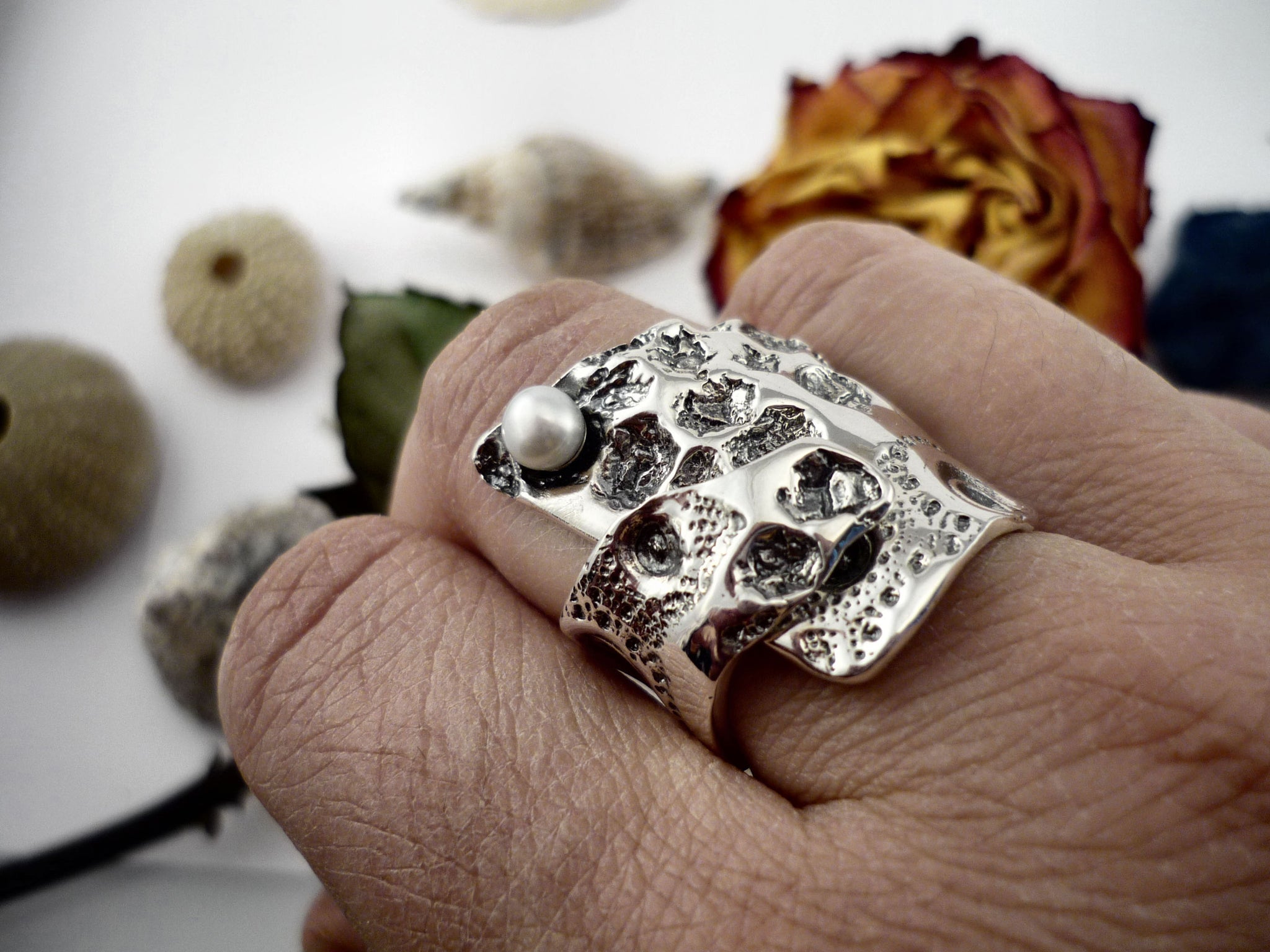 PEPPERY SWEETNESS, unique ring with a texture of peppercorns and sea urchin shell