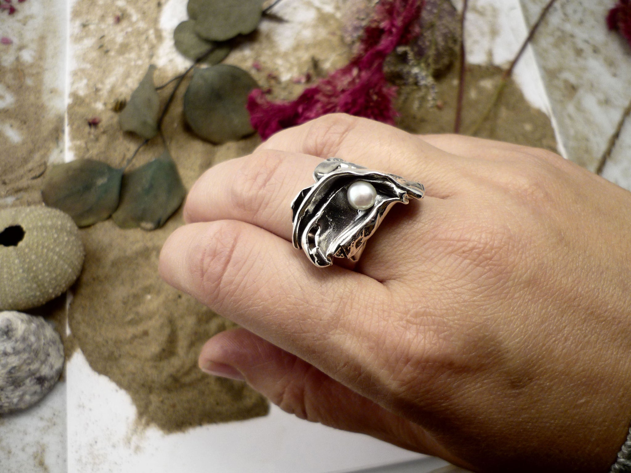 Rebelle nacrée, bague unique avec perle fait au Québec