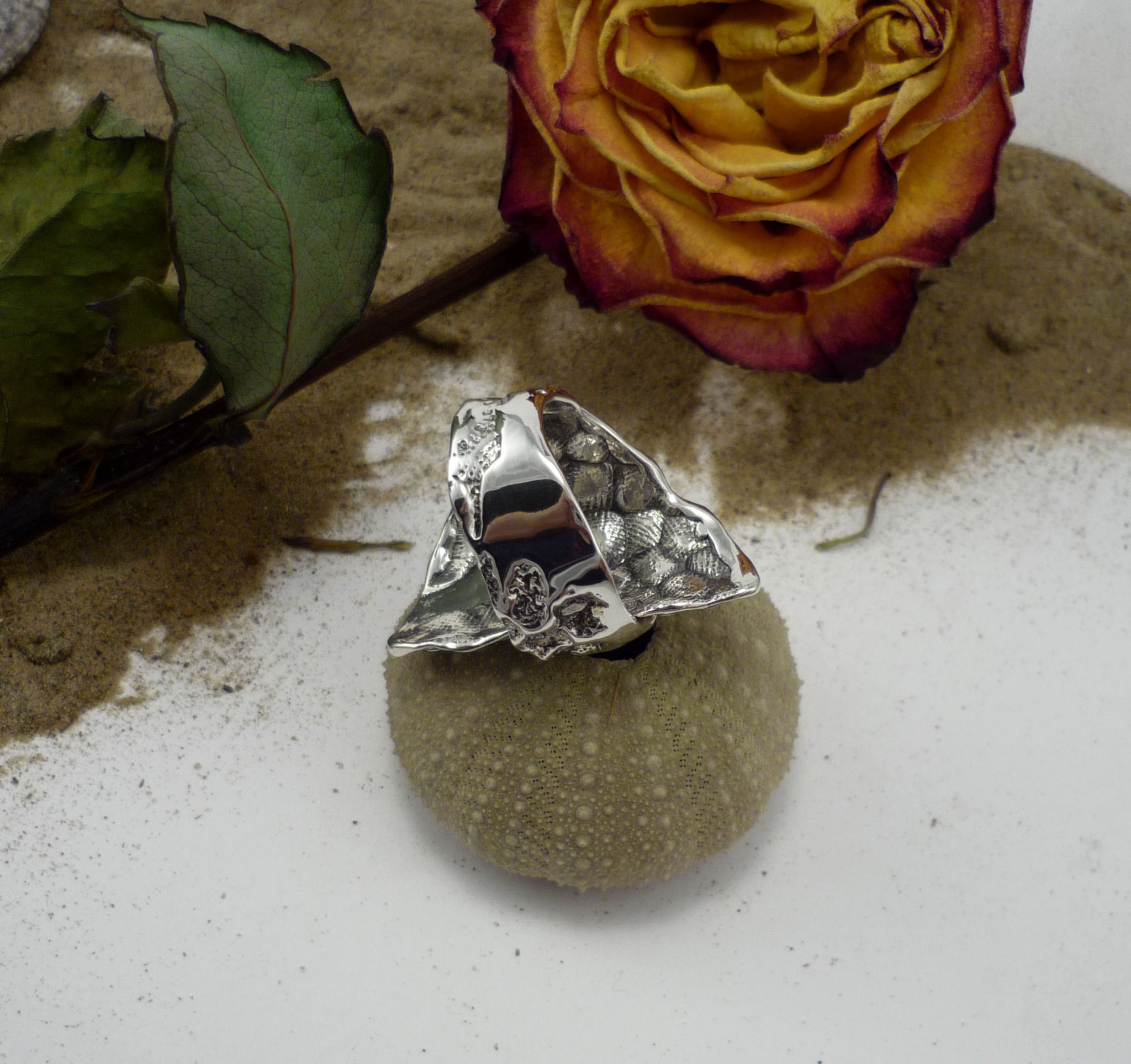 PEPPERY SWEETNESS PEARLY, unique ring with a texture of peppercorns and sea urchin shell