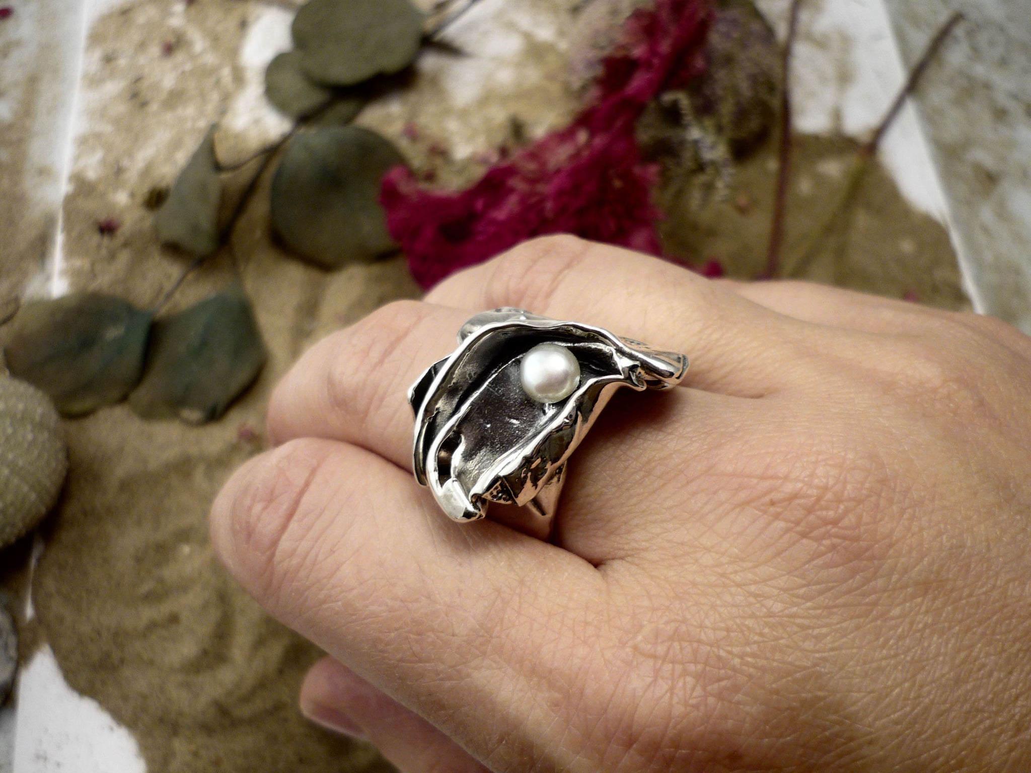 Rebelle nacrée, bague unique avec perle fait au Québec