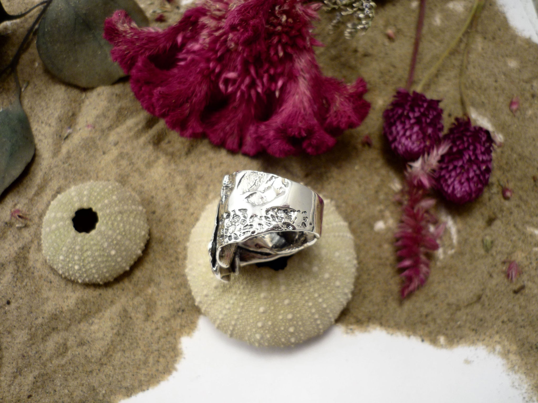 Rebelle nacrée, bague unique avec perle fait au Québec