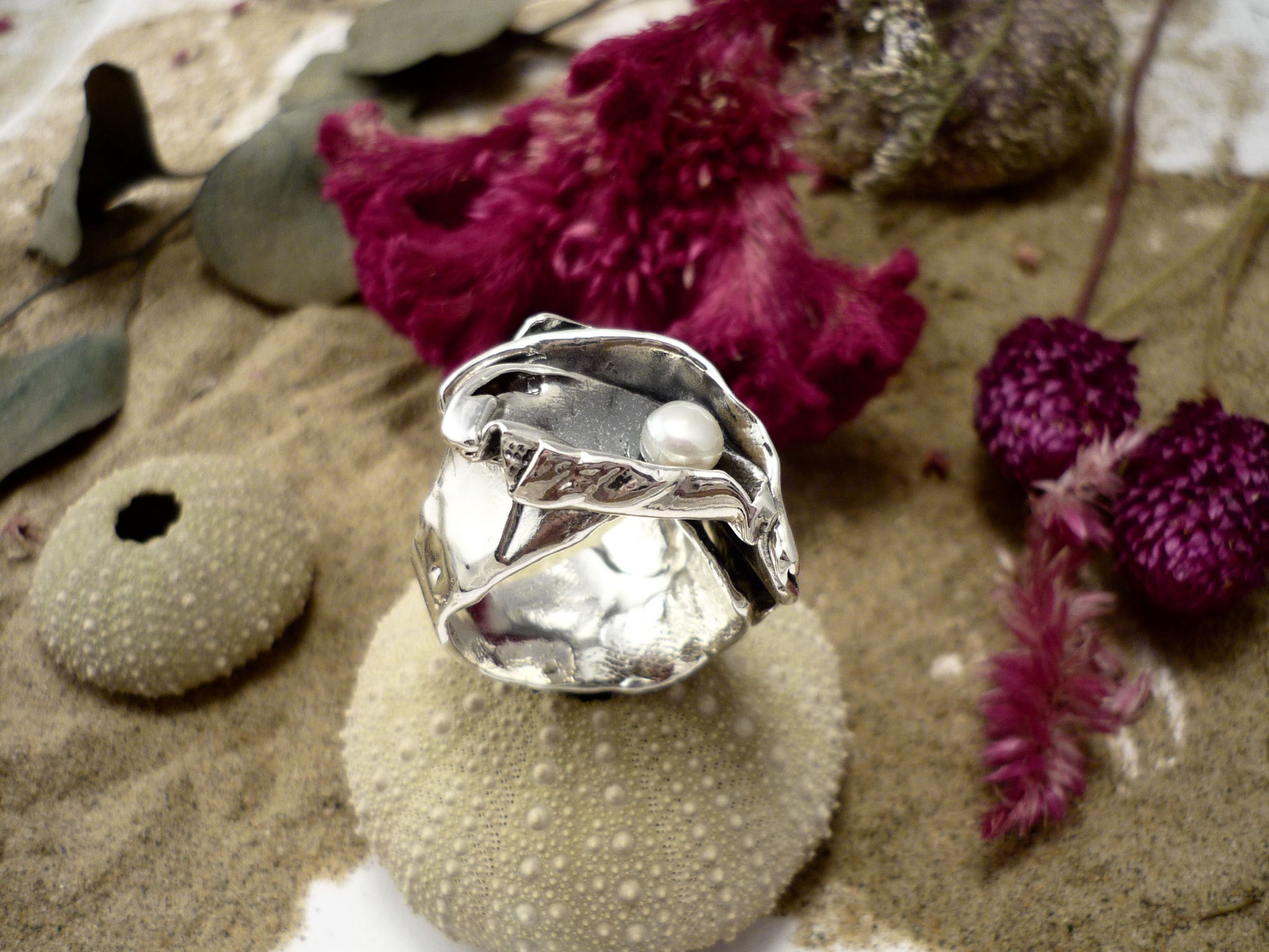 Rebelle nacrée, bague unique avec perle fait au Québec