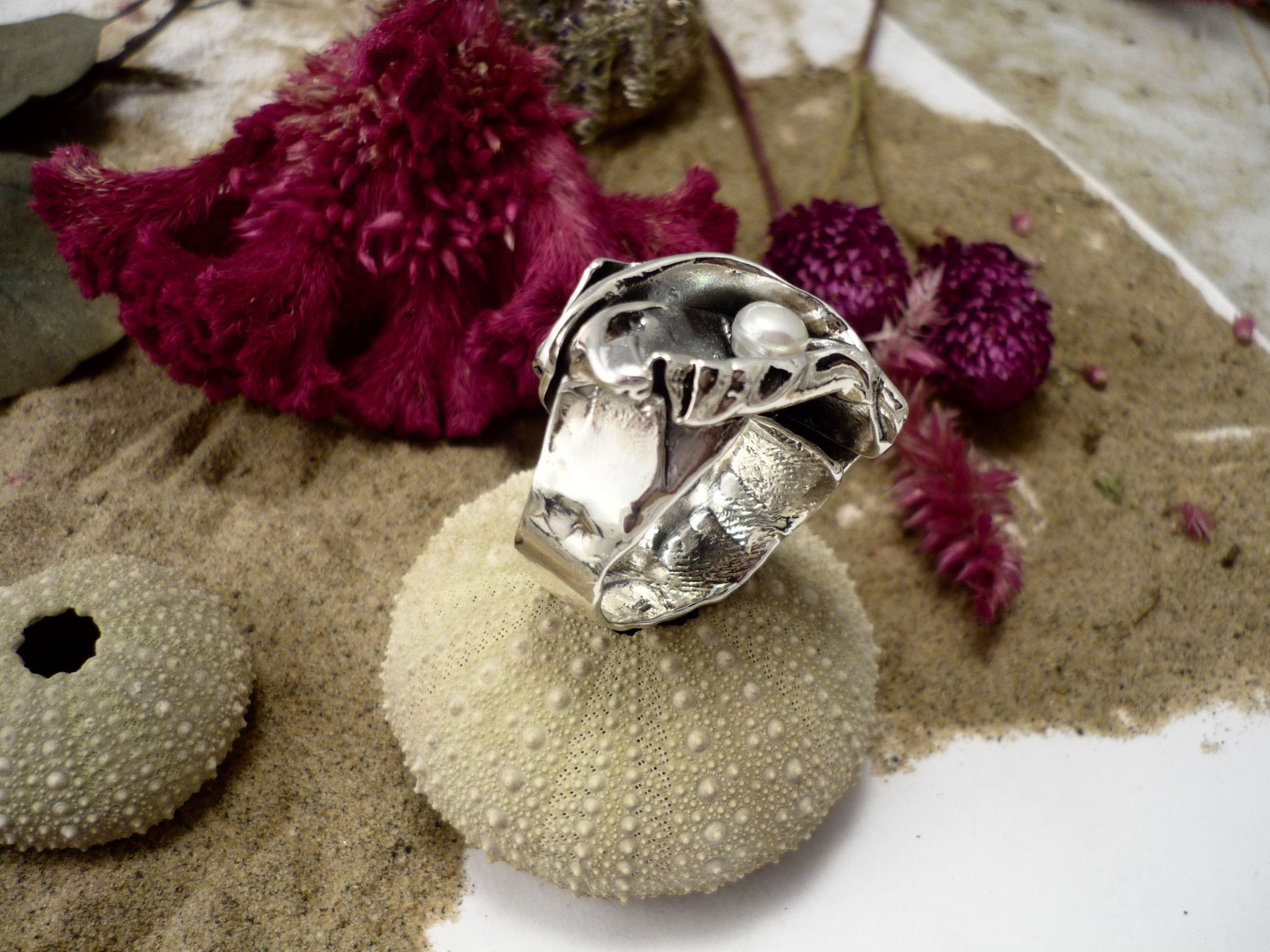 Rebelle nacrée, bague unique avec perle fait au Québec