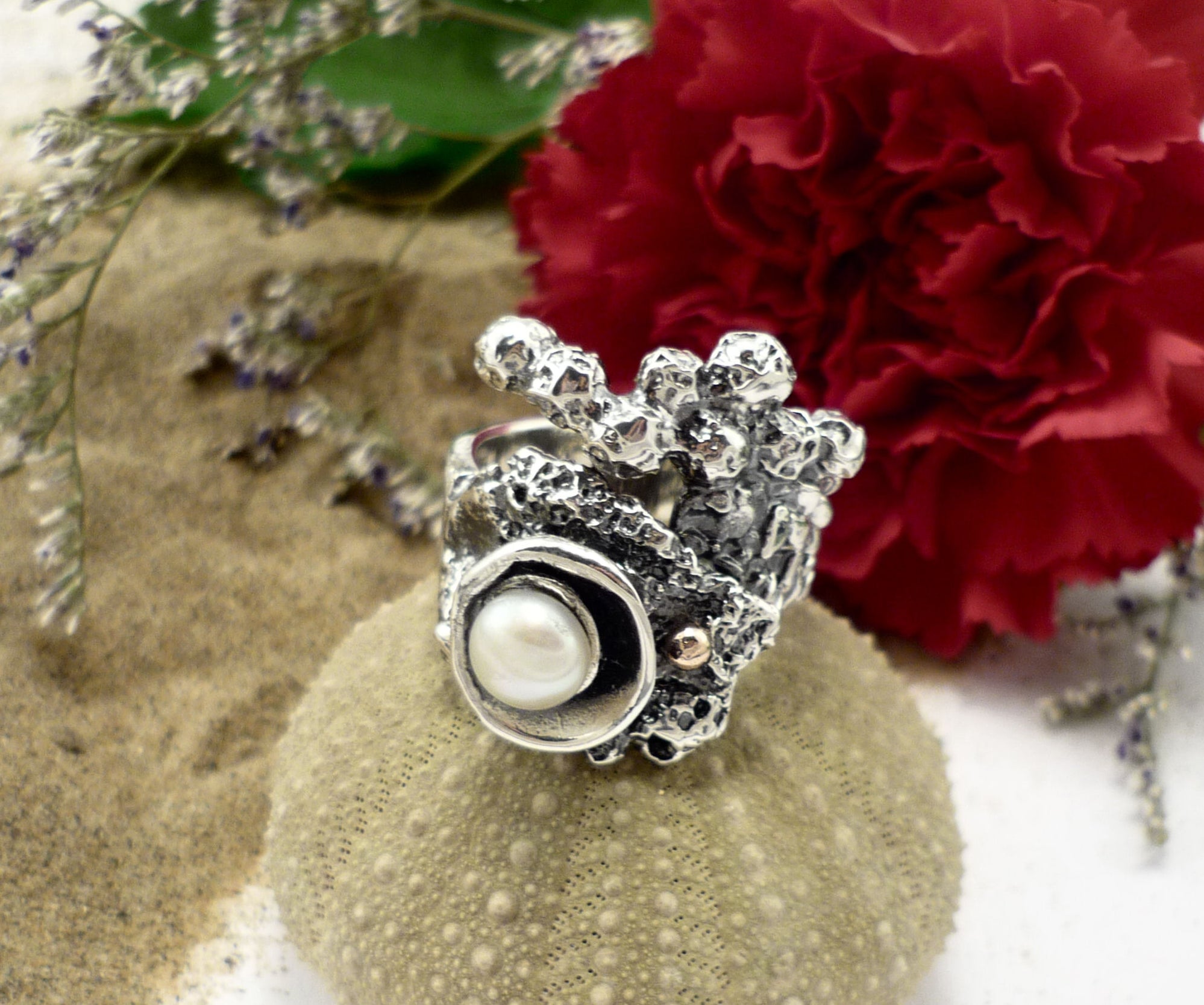 Réveil épicé doré perlé, bague en argent oxydé de style brute avec or et perle