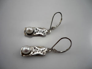 ENERGIZING PEARLY, sterling silver and freshwater pearl earrings