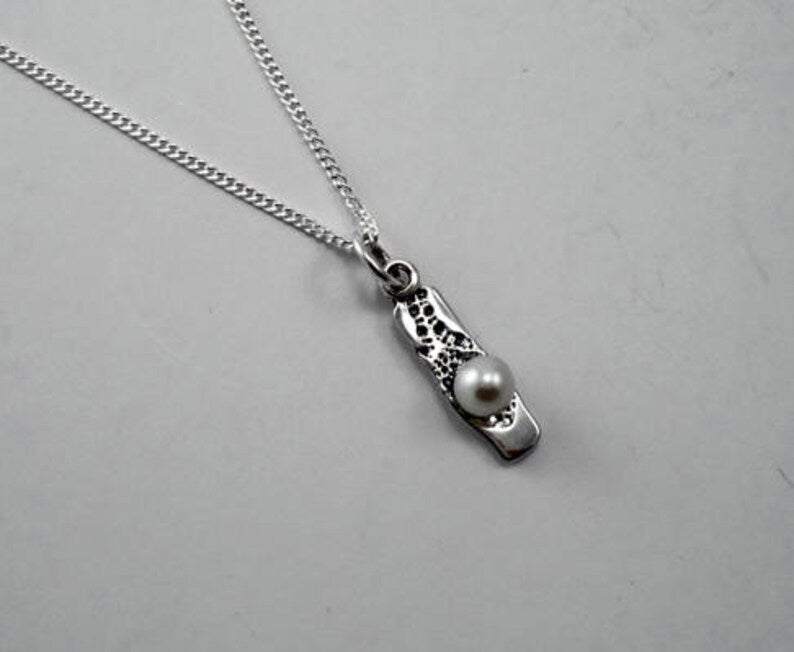 DÉLICAT PERLÉ, pendentif petit rectangle en argent sterling et perle d'eau douce fixe