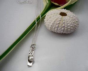 DELICATE PEARL, small rectangle pendant in sterling silver and fixed freshwater pearl