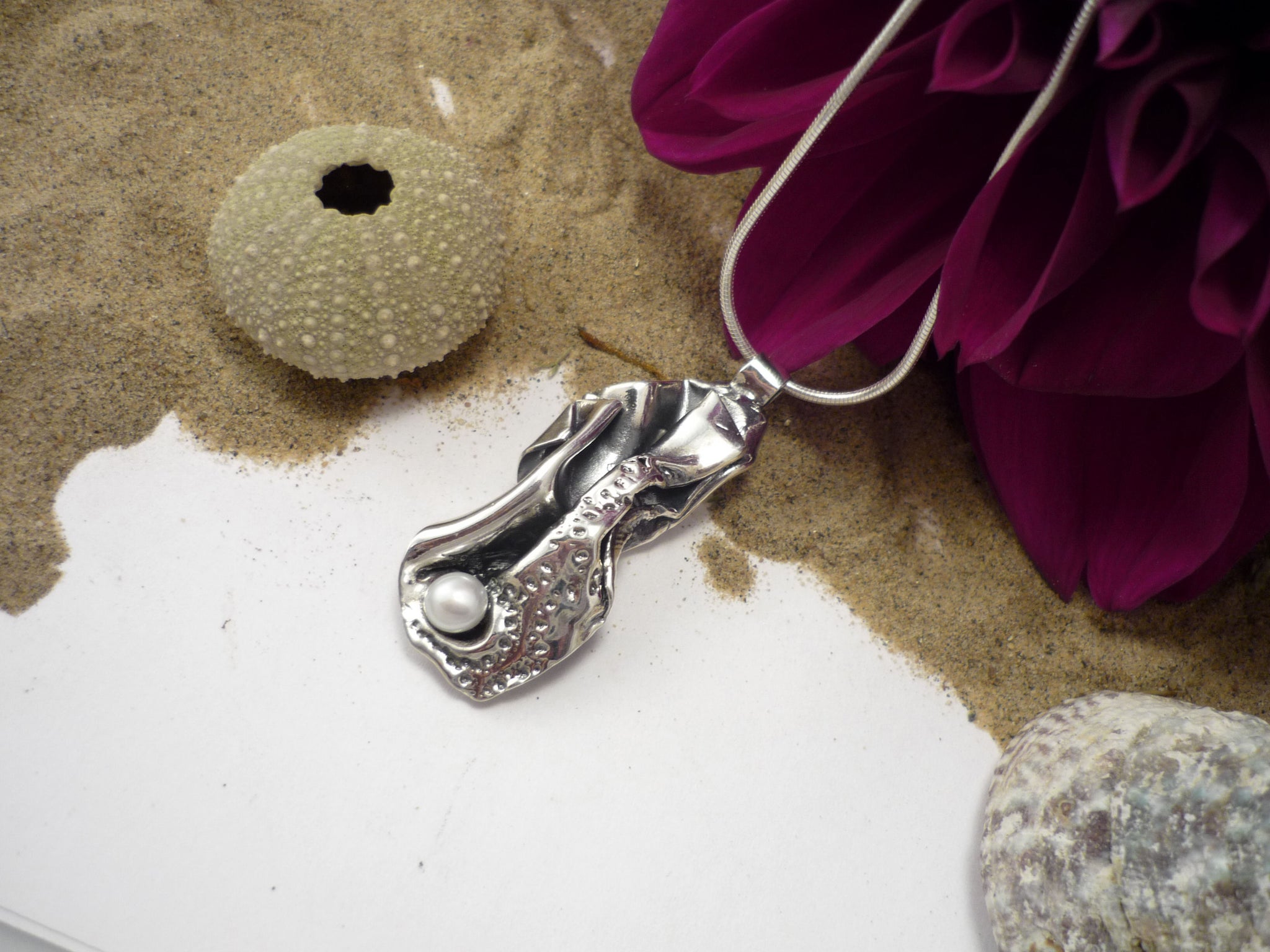 Reflet de marée, pendentif unique en argent sterling - empreinte de coquillage d'oursin, inspiration bord de mer