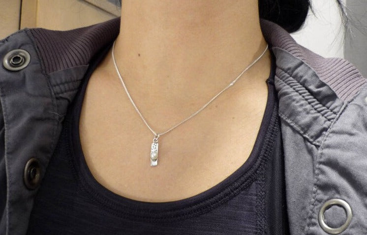 DÉLICAT PERLÉ, pendentif petit rectangle en argent sterling et perle d'eau douce fixe