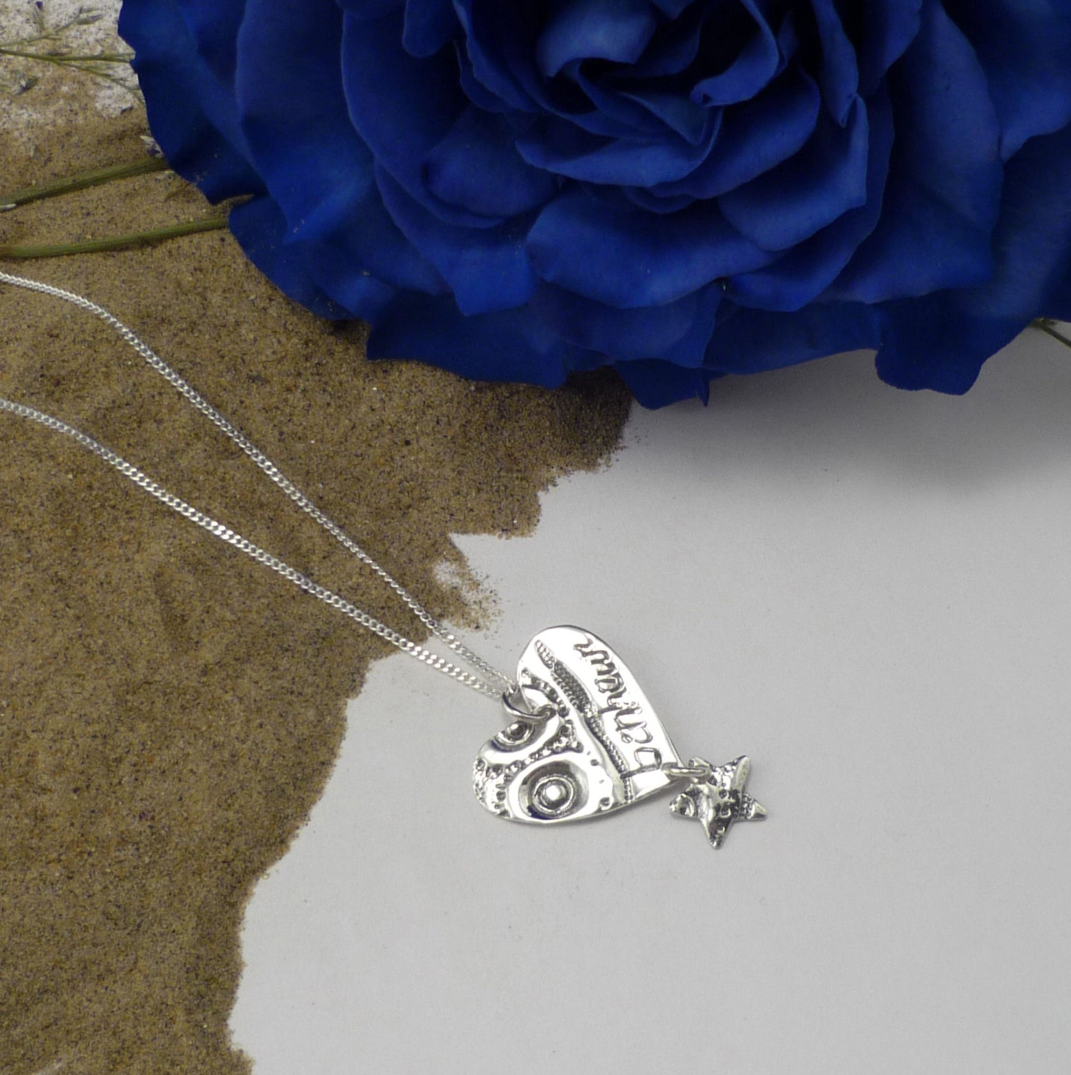 Bonheur étoilé, pendentif coeur texturé en argent sterling avec une petite étoile pendante.