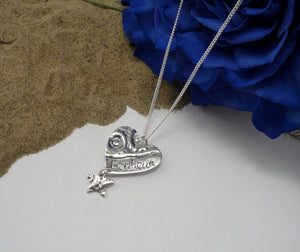 Bonheur étoilé, pendentif coeur texturé en argent sterling avec une petite étoile pendante.