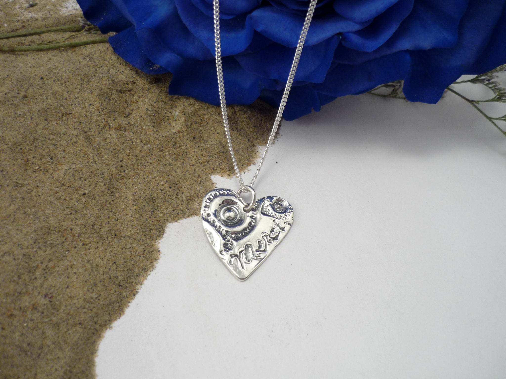 Merci, pendentif moyen avec coeur texturé en argent sterling avec un merci de gravé.