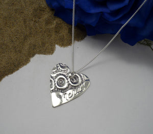 Gratitude, pendentif coeur texturé en argent sterling avec MERCI de gravé