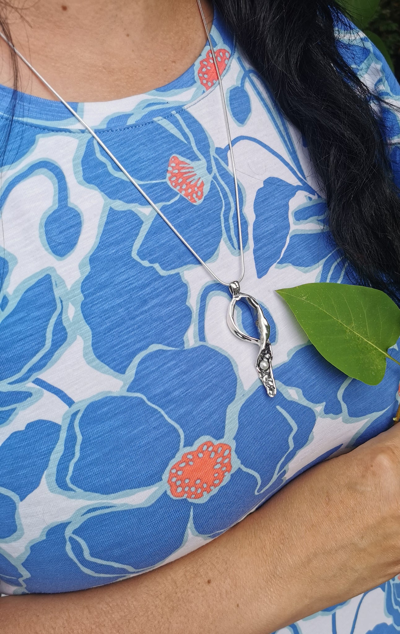 Tempête de richesse perlée, pendentif unique en forme de vague avec perle fait main au Québec, idée cadeau de retraite