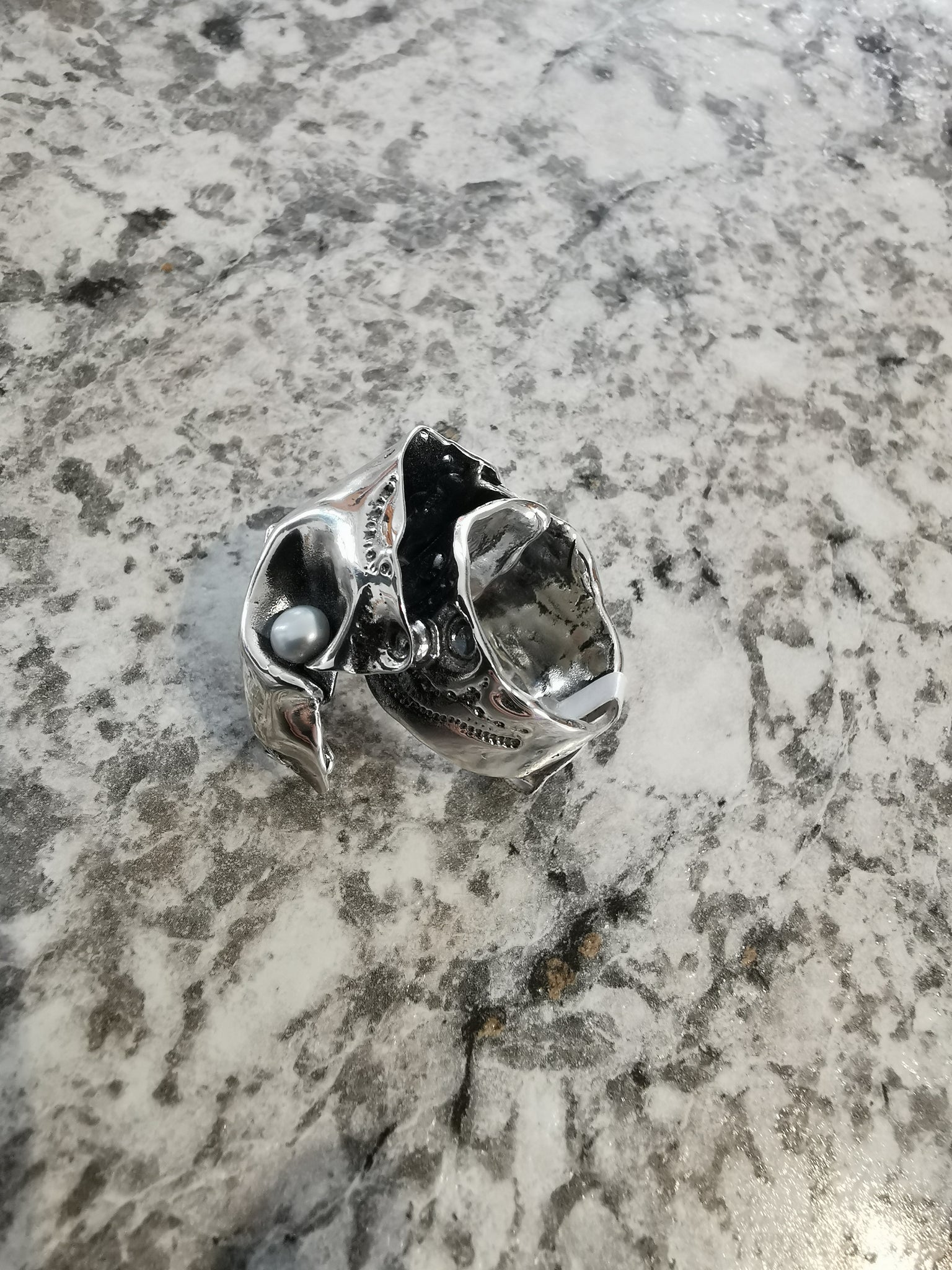 Argent indompté, bague unique avec perle fait au Québec