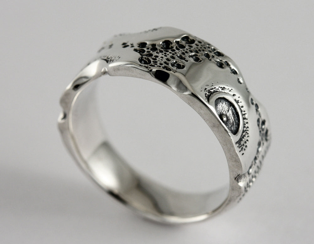 Jonc de mariage EKHINOS en argent sterling avec une texture de coquillage d'oursin de mer, fait au Québec