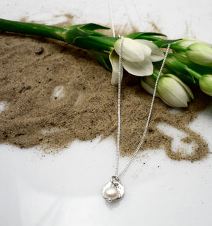 Pendentif texturé en argent inspiré de la nature