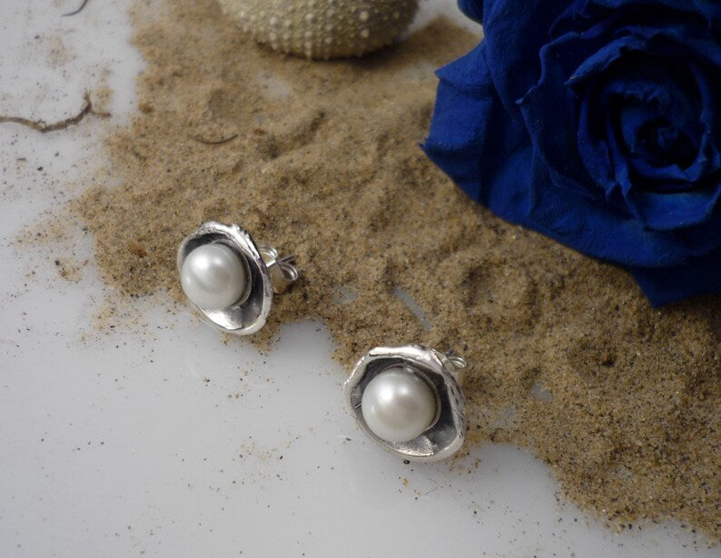 STUD SEA FLOWER, dome earrings in sterling silver and freshwater pearl