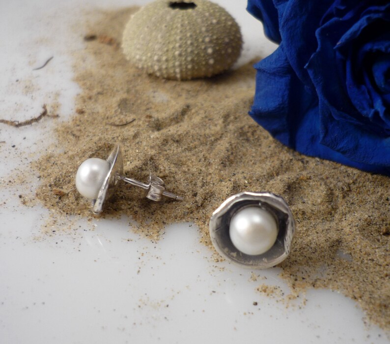 STUD SEA FLOWER, dome earrings in sterling silver and freshwater pearl