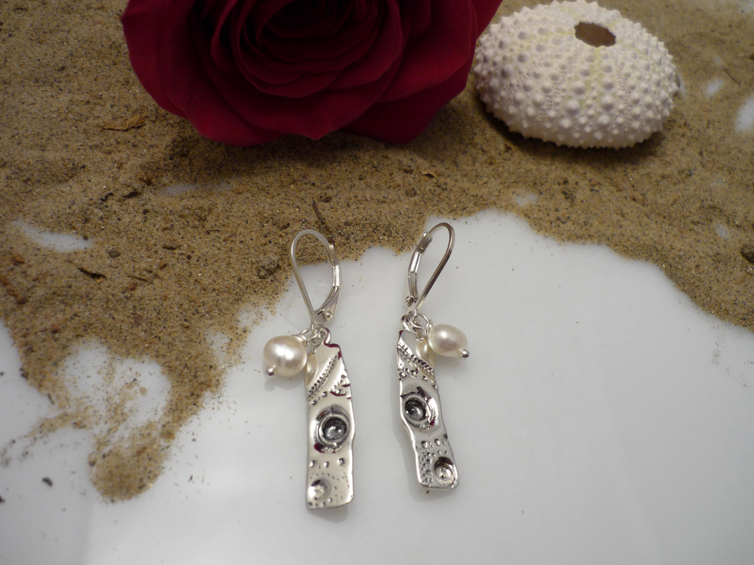 GRACIOUS PEARLY EARRINGS, rectangular dangling earrings with pearl