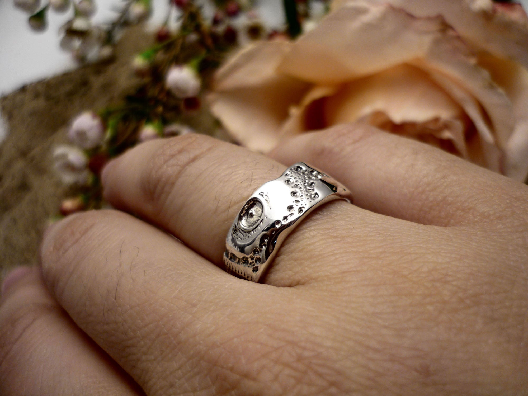 EKHINOS wedding band in sterling silver with a sea urchin shell imprint handcrafted in Canada
